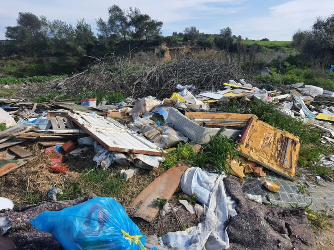 Εικόνες ντροπής με τα σκουπίδια στην Αλαμινό