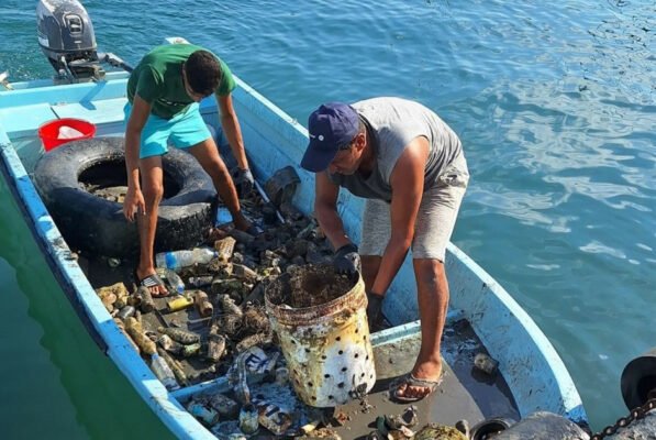 Μάζεψαν χίλια κιλά σκουπίδια από το Λιμανάκι στον Πωμό